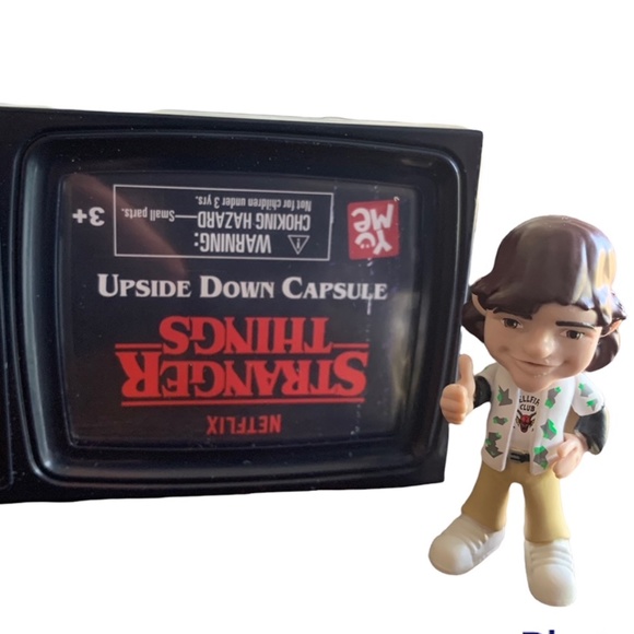 Stranger Things Dustin Upside Down Capsule Figure - Picture 2 of 3